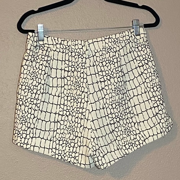 Crocodile Pattern High Waisted Shorts - Picture 3 of 3